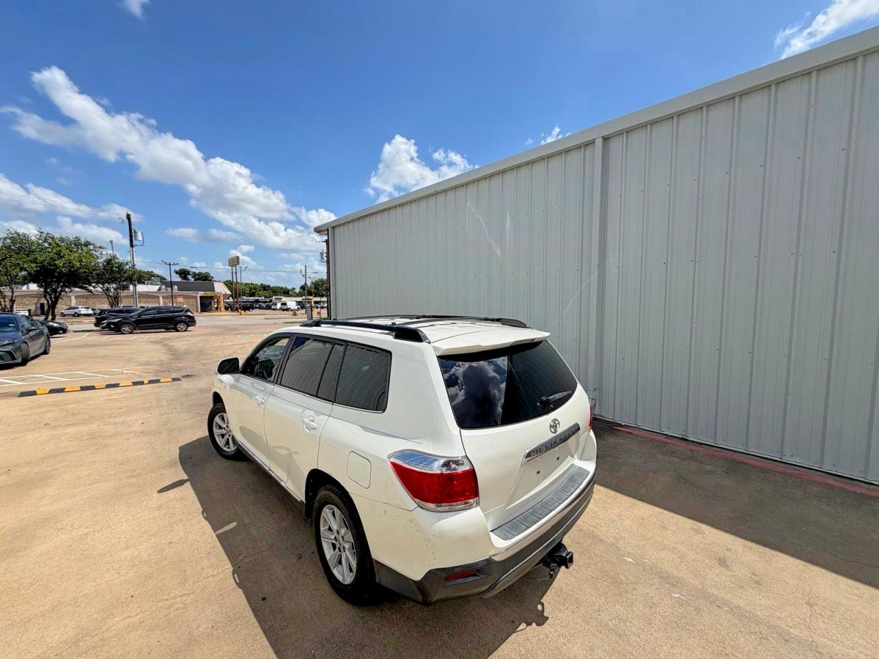 2013 Toyota Highlander Plus White vin: 5TDZK3EH0DS096099