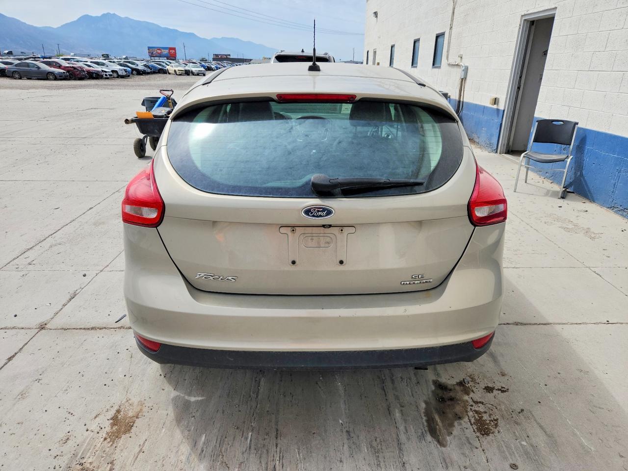 2015 Ford Focus Se Beige vin: 1FADP3K21FL283129