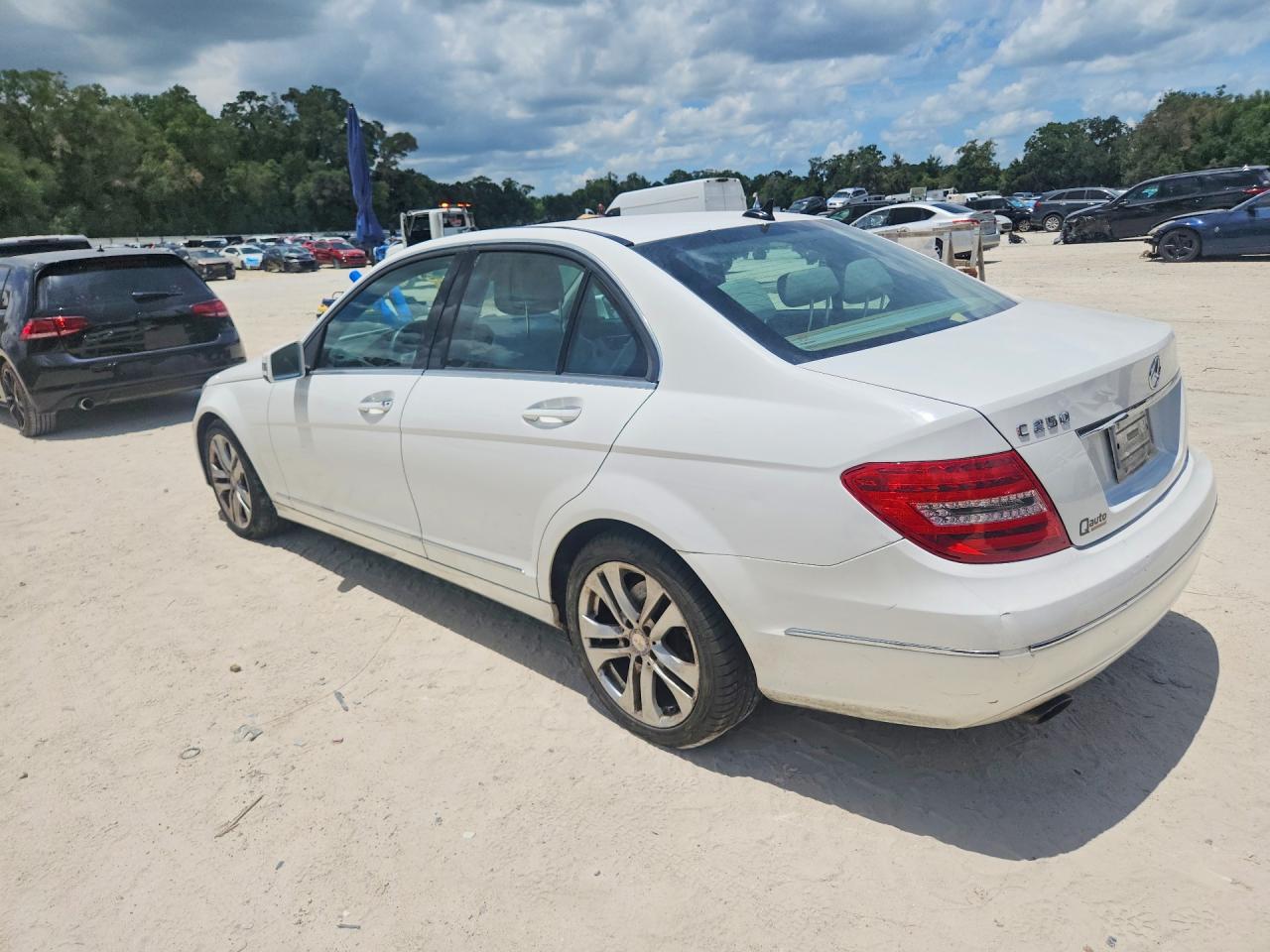 2013 Mercedes-benz C 250 White vin: WDDGF4HBXDR283587