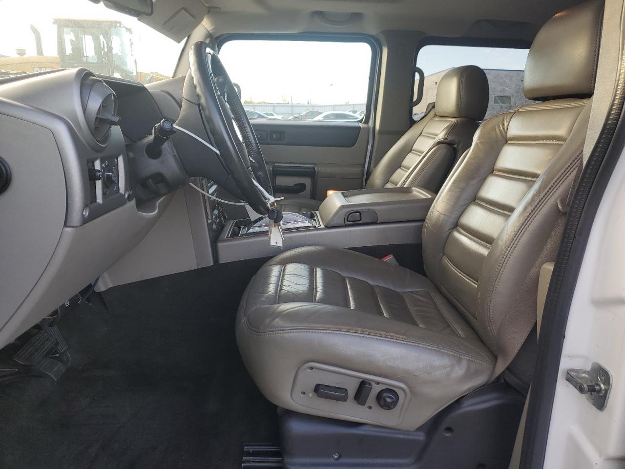 2004 Hummer H2 White vin: 5GRGN23U64H100670