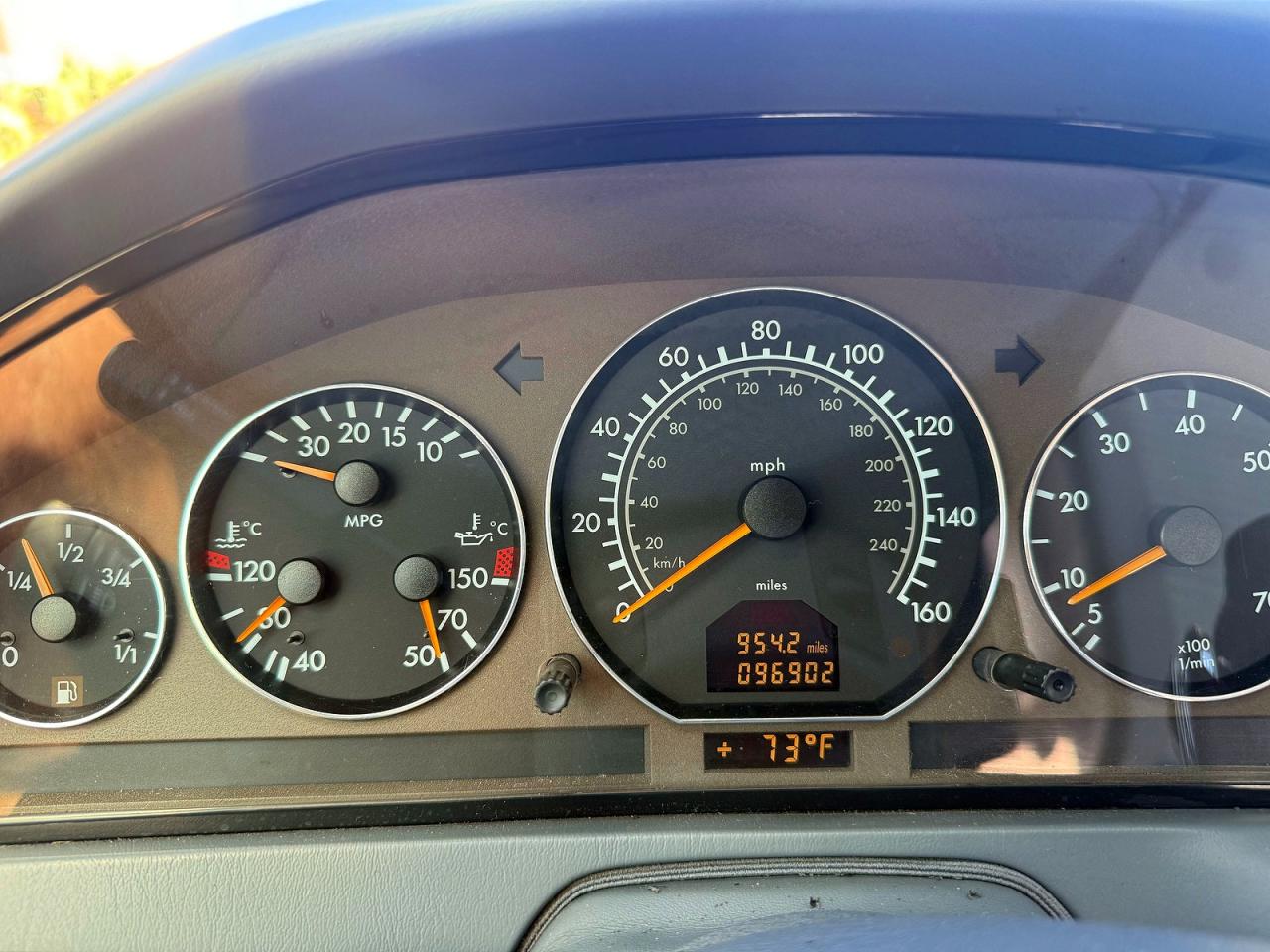 2001 Mercedes-benz Sl 500 White vin: WDBFA68F81F196270