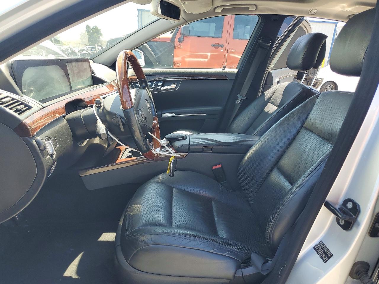 2012 Mercedes-benz S 550 Silver vin: WDDNG7DBXCA437174