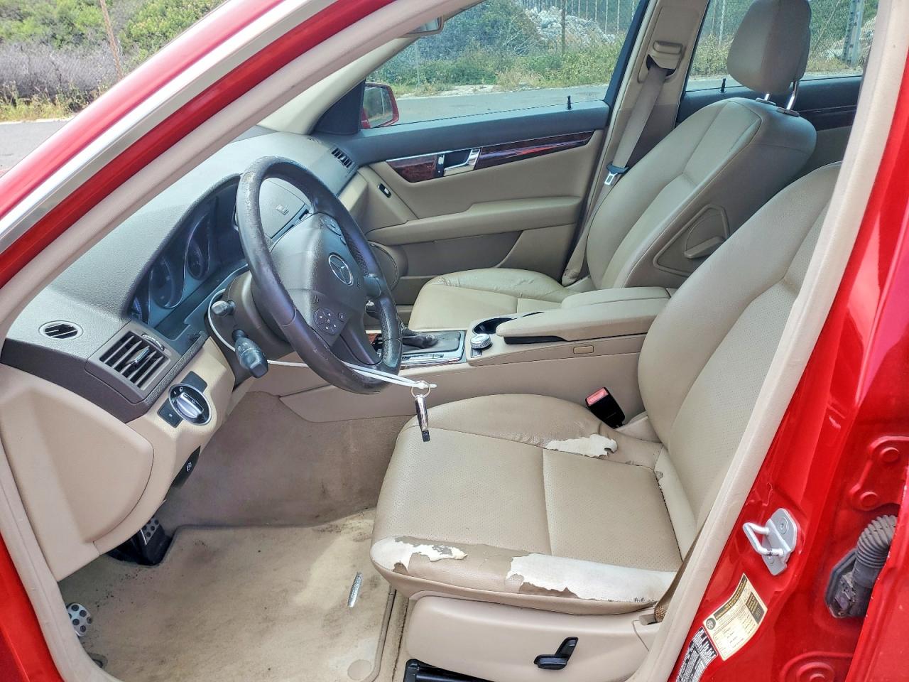 2011 Mercedes-benz C 300 Красный vin: WDDGF5EB8BA510104