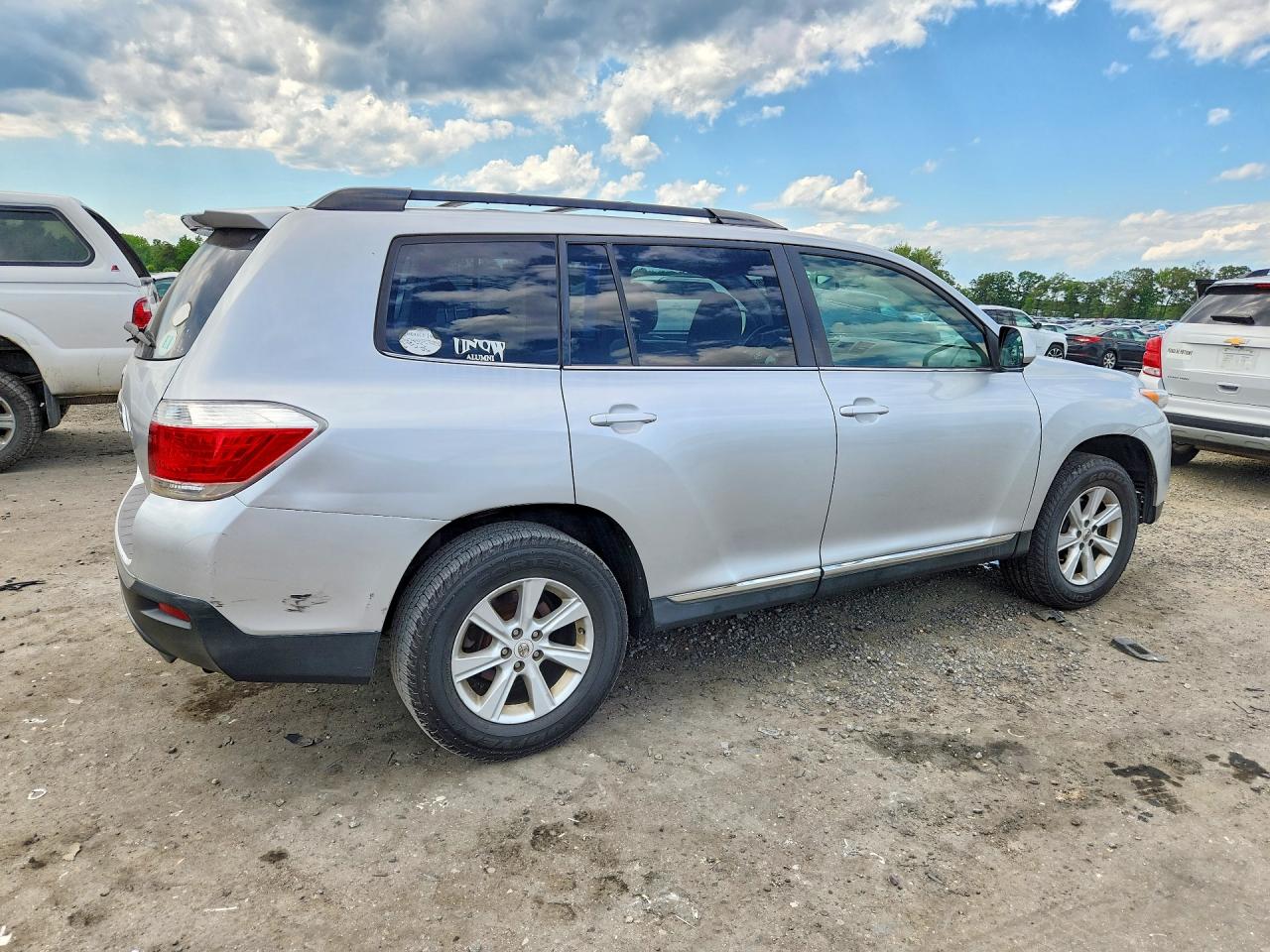 2011 Toyota Highlander Base Silver vin: 5TDBK3EH1BS073204