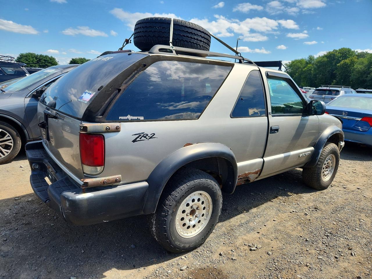2000 Chevrolet Blazer Beige vin: 1GNCT18W9YK114461