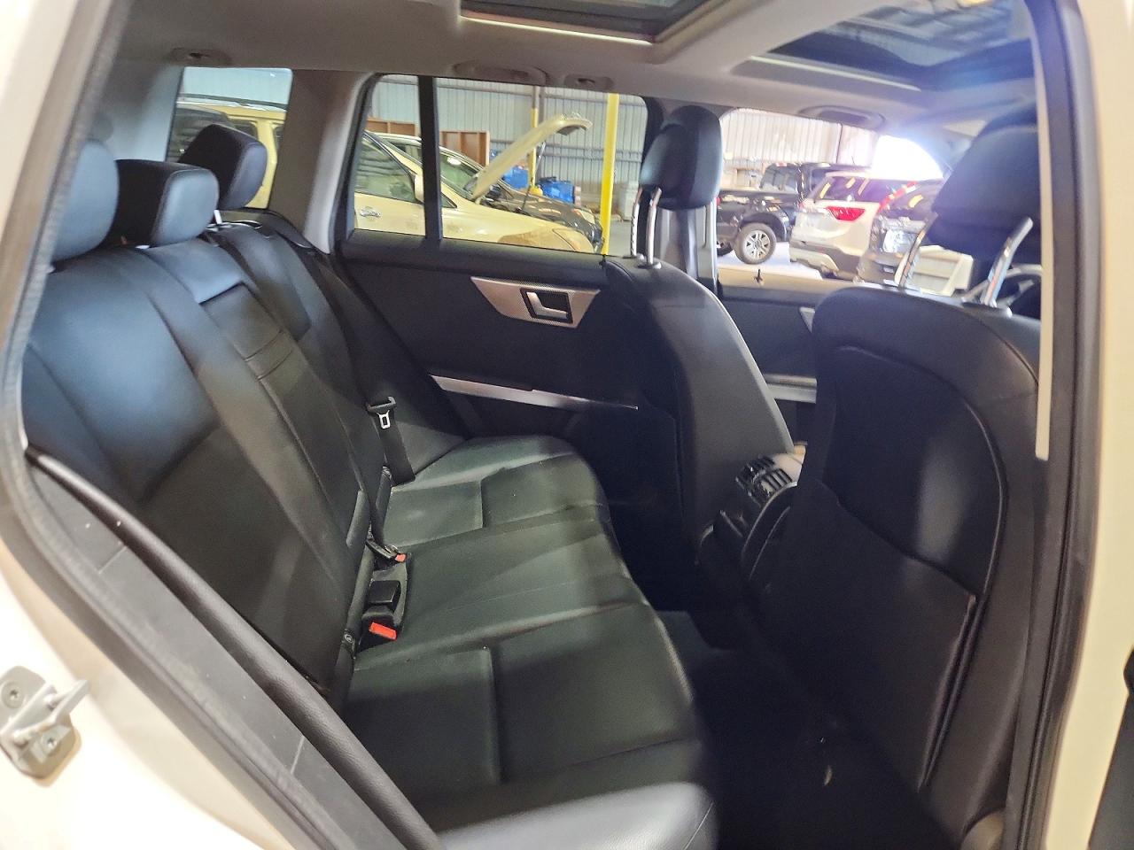 2015 Mercedes-benz Glk 350 White vin: WDCGG5HB8FG437638