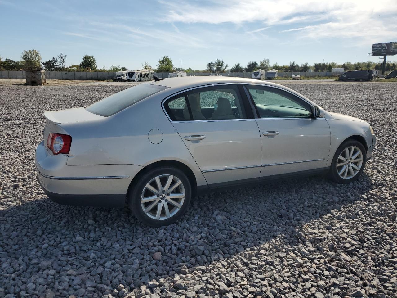 2010 Volkswagen Passat Komfort Silver vin: WVWJK7AN9AE148105