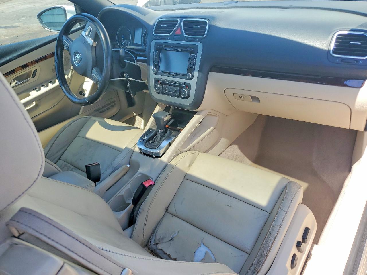 2010 Volkswagen Eos Lux White vin: WVWFA7AH7AV025406