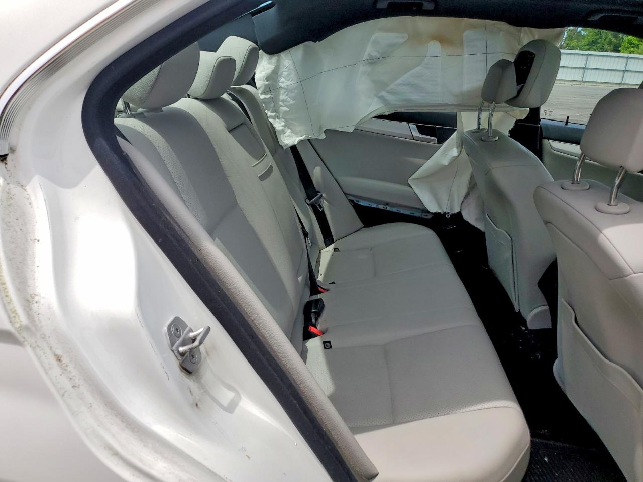 2013 Mercedes-benz C 300 4matic White vin: WDDGF8AB1DR281275