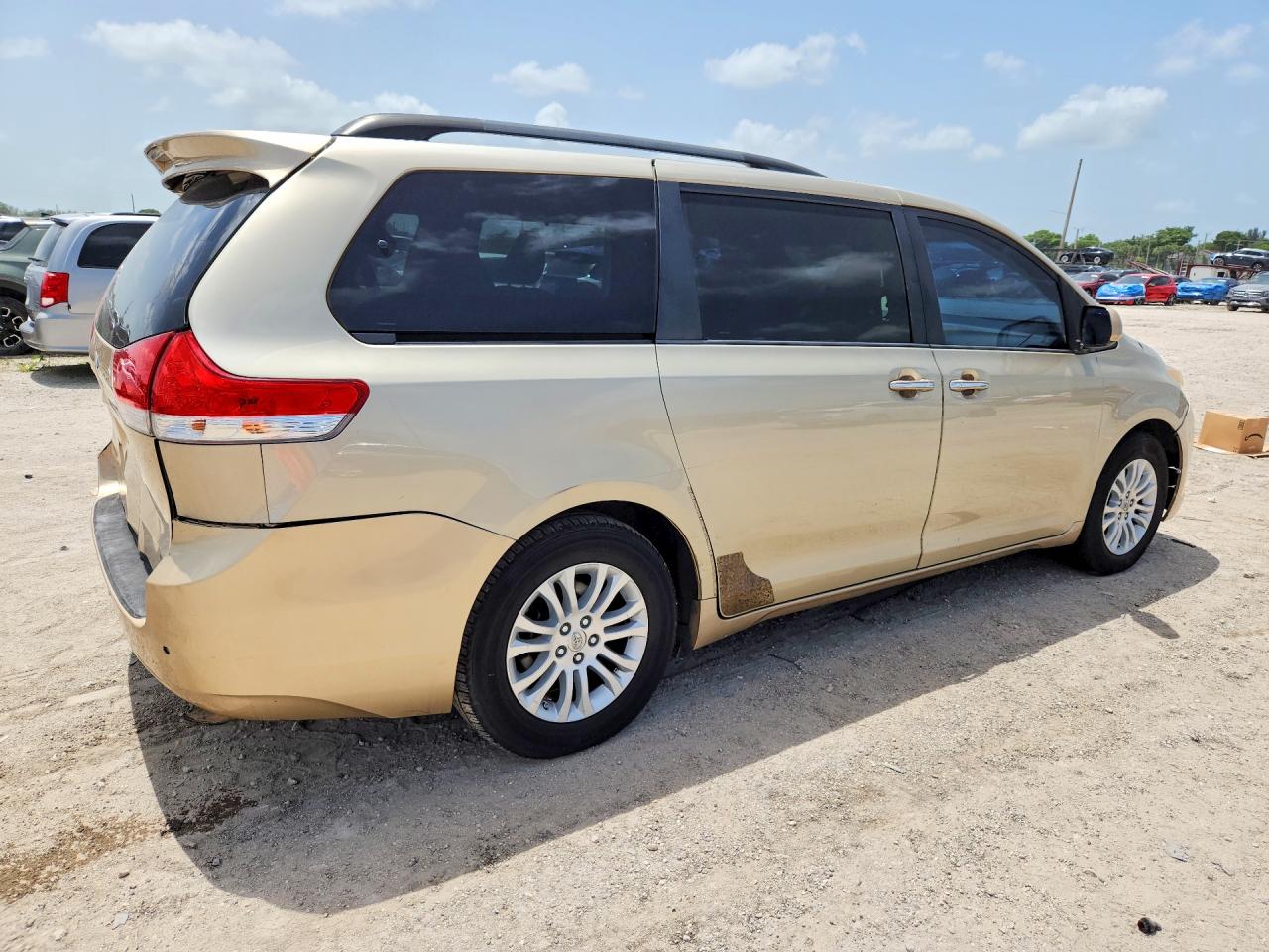 2014 Toyota Sienna Xle 8-passenger Beige vin: 5TDYK3DC7ES456102
