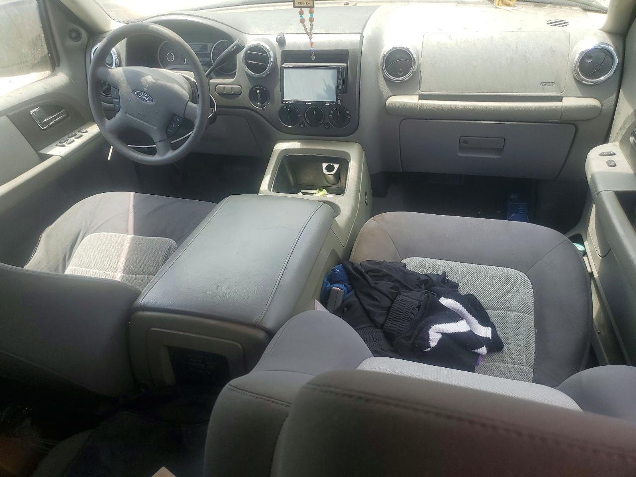 2005 Ford Expedition Xlt White vin: 1FMPU16555LB12452