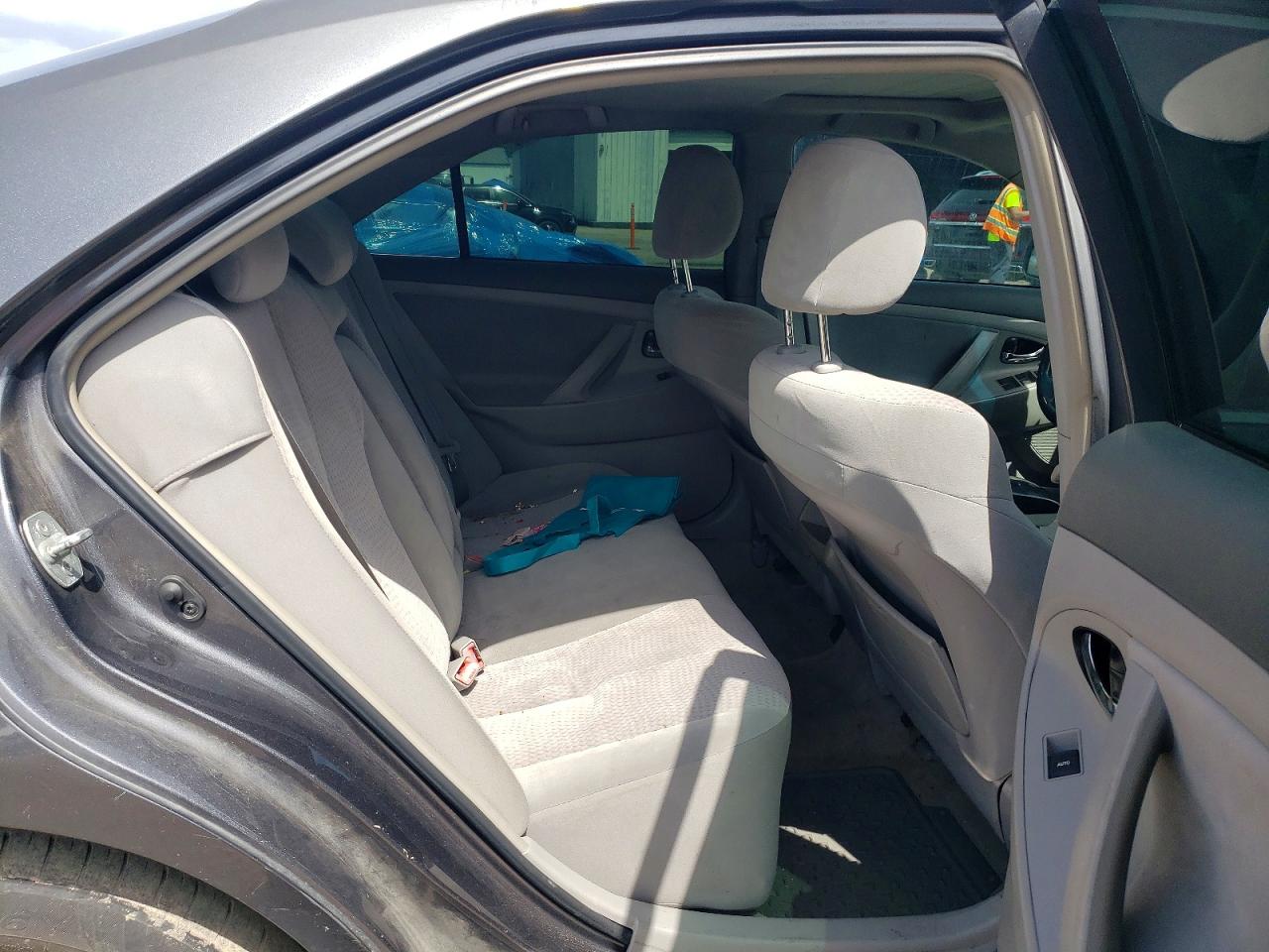 2011 Toyota Camry Le Gray vin: 4T1BF3EK3BU144927