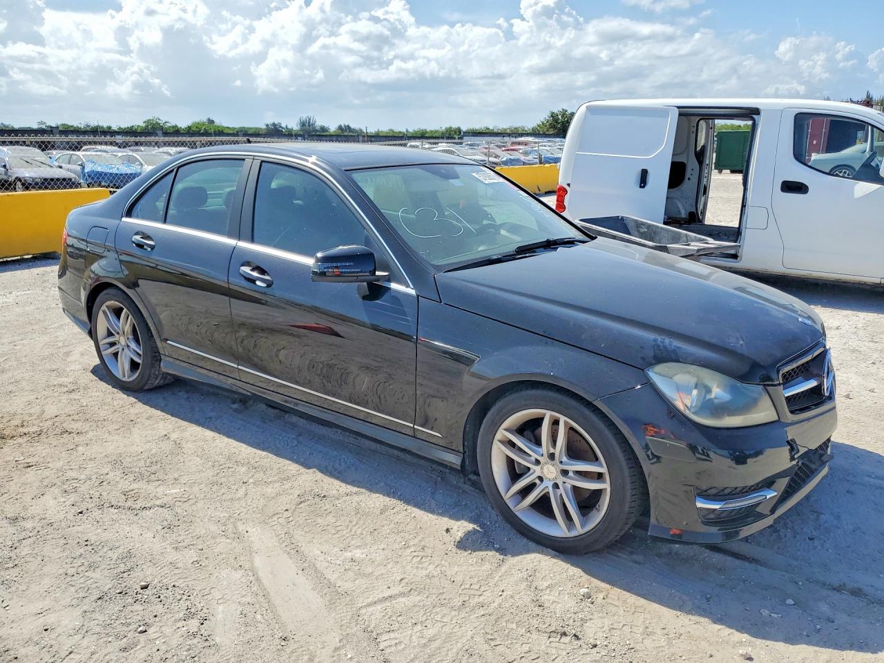 2014 Mercedes-benz C 250 Черный vin: WDDGF4HB7EA933069