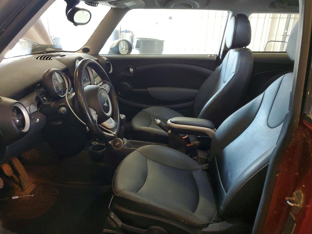 2009 Mini Cooper Maroon vin: WMWMF33519TU70314