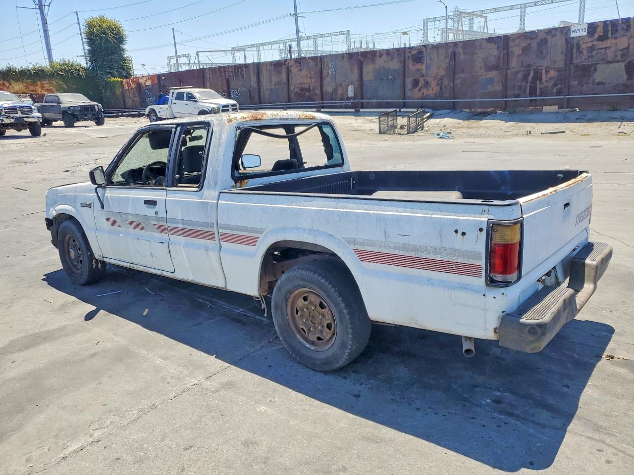 1991 Mazda B2600 Cab Plus White vin: JM2UF3146M0156368