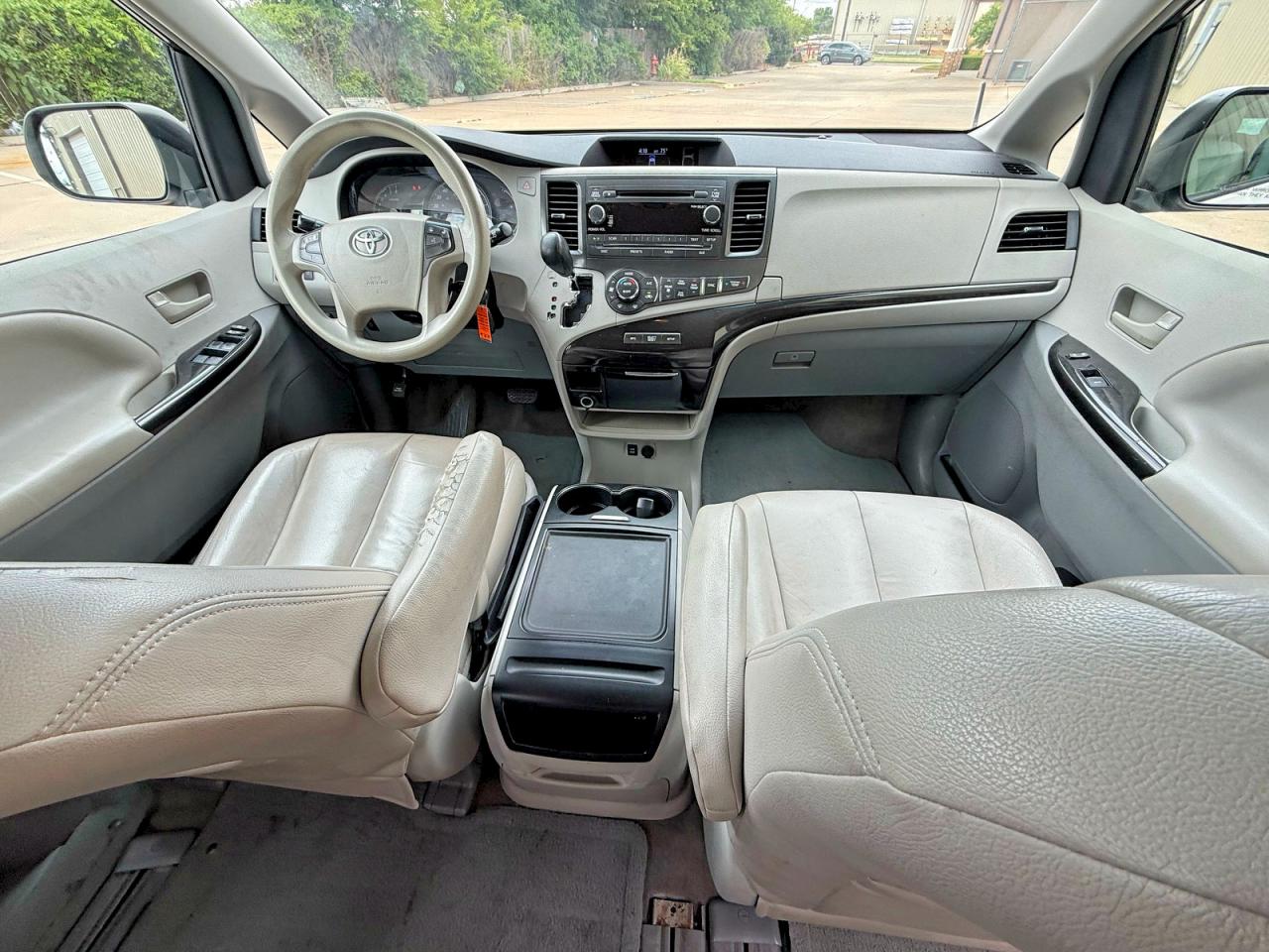 2014 Toyota Sienna Le White vin: 5TDKK3DC8ES511162