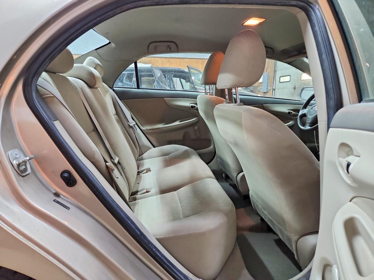 2009 Toyota Corolla Base Gold vin: 2T1BU40EX9C006004