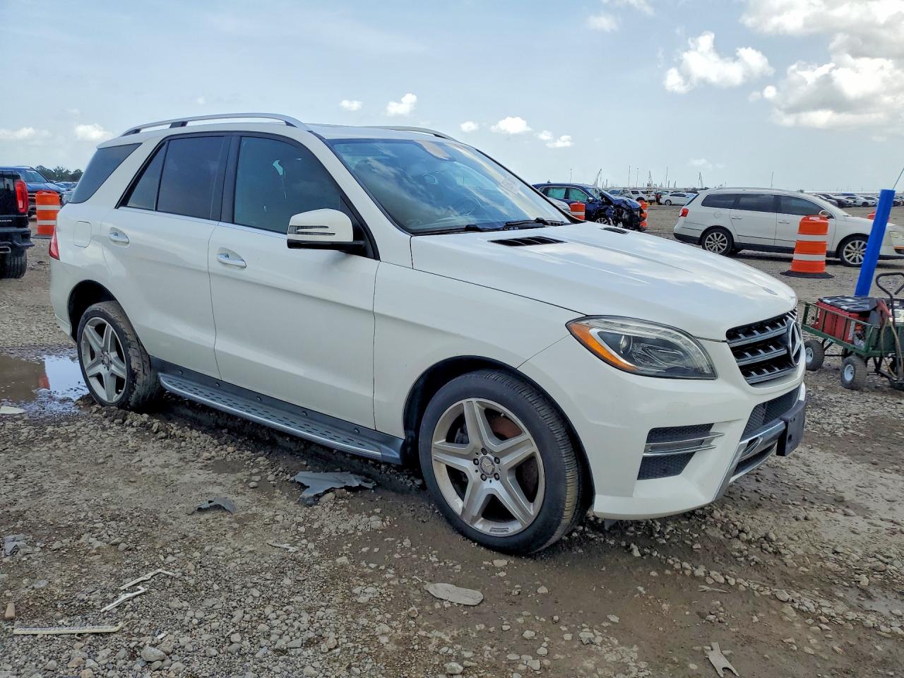 2014 Mercedes-benz Ml 550 4matic White vin: 4JGDA7DB3EA374862