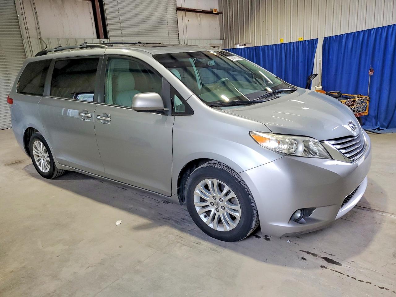 2014 Toyota Sienna Xle 8-passenger Silver vin: 5TDYK3DC5ES411546