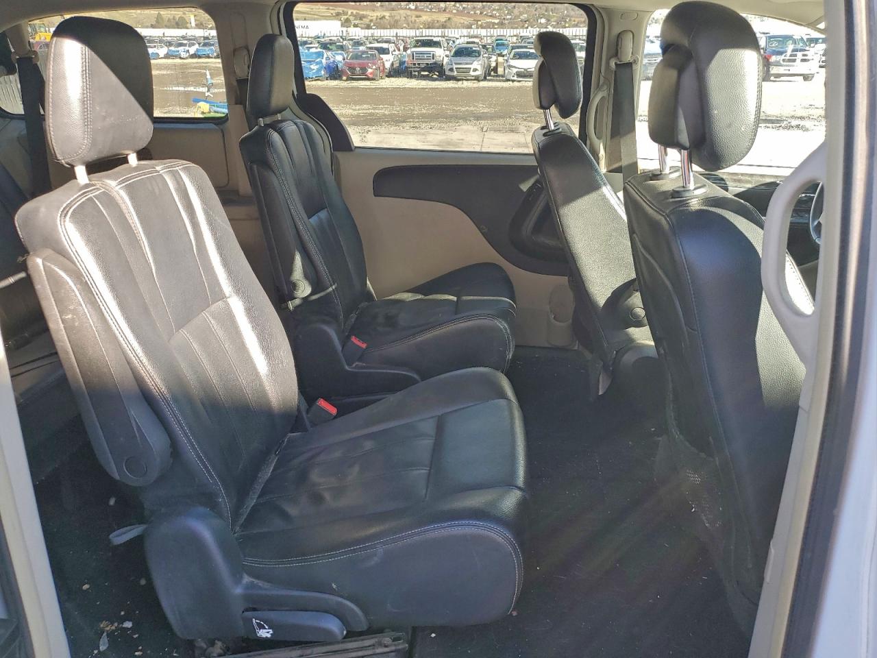 2015 Chrysler Town & Country Touring White vin: 2C4RC1BG6FR716186