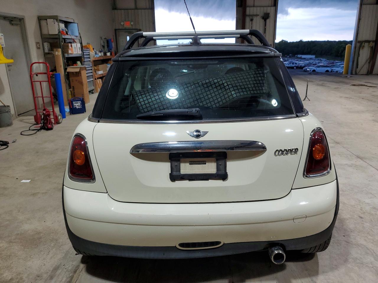2009 Mini Cooper White vin: WMWMF33519TW77463