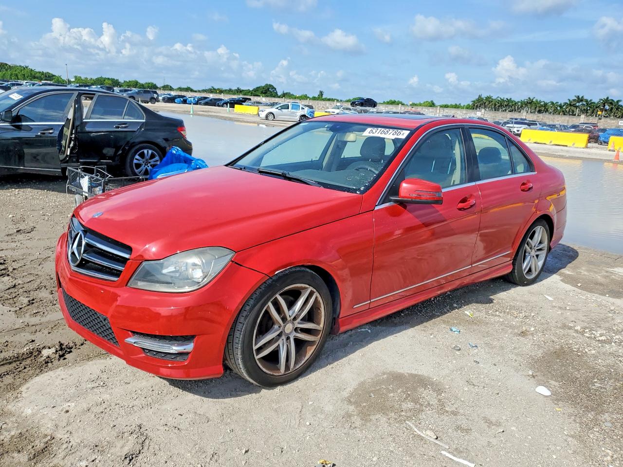 2014 Mercedes-benz C 250 Красный vin: WDDGF4HB6ER307790