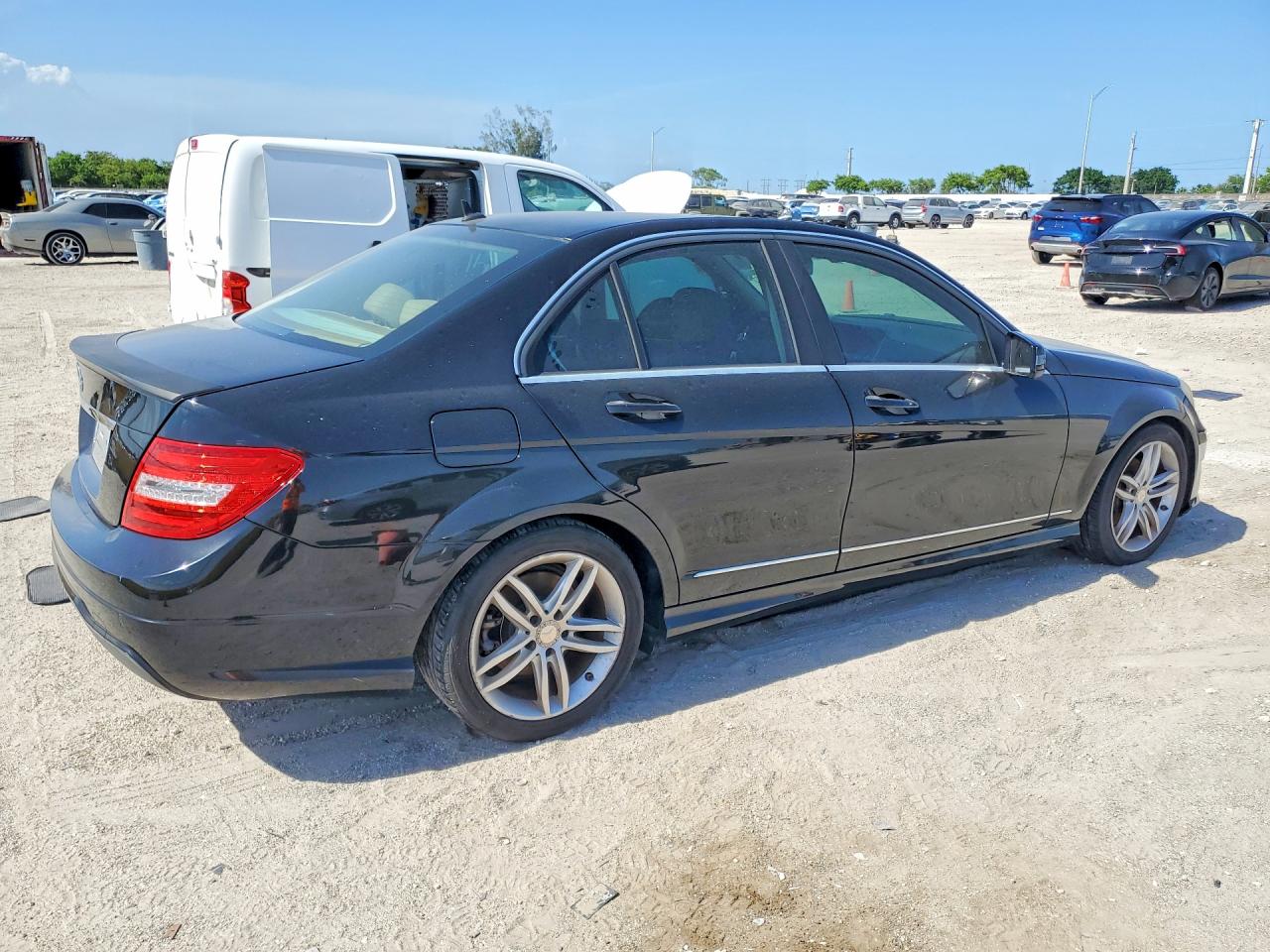 2014 Mercedes-benz C 250 Черный vin: WDDGF4HB7EA933069