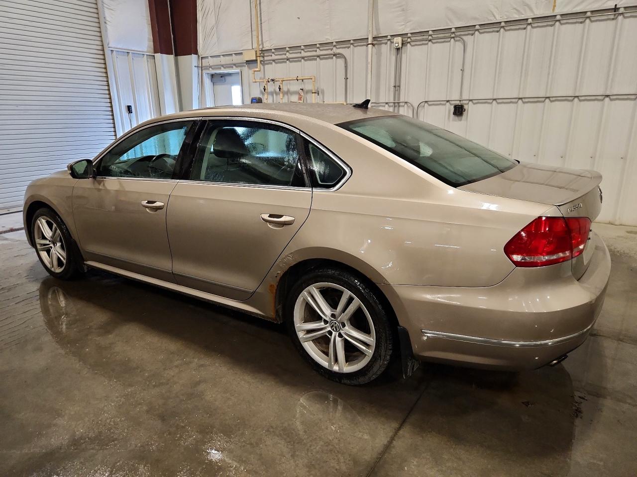2015 Volkswagen Passat Sel Желто-коричневый vin: 1VWCS7A32FC075229
