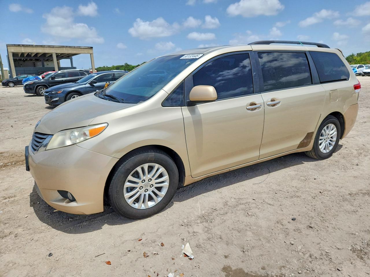 2014 Toyota Sienna Xle 8-passenger Beige vin: 5TDYK3DC7ES456102