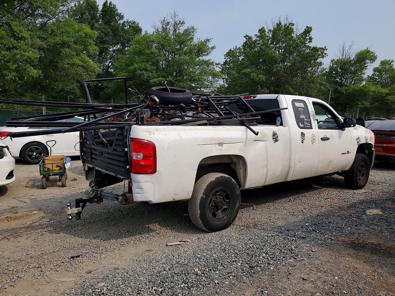2007 Chevrolet Silverado C2500 Heavy Duty White vin: 1GCHC29K67E572262