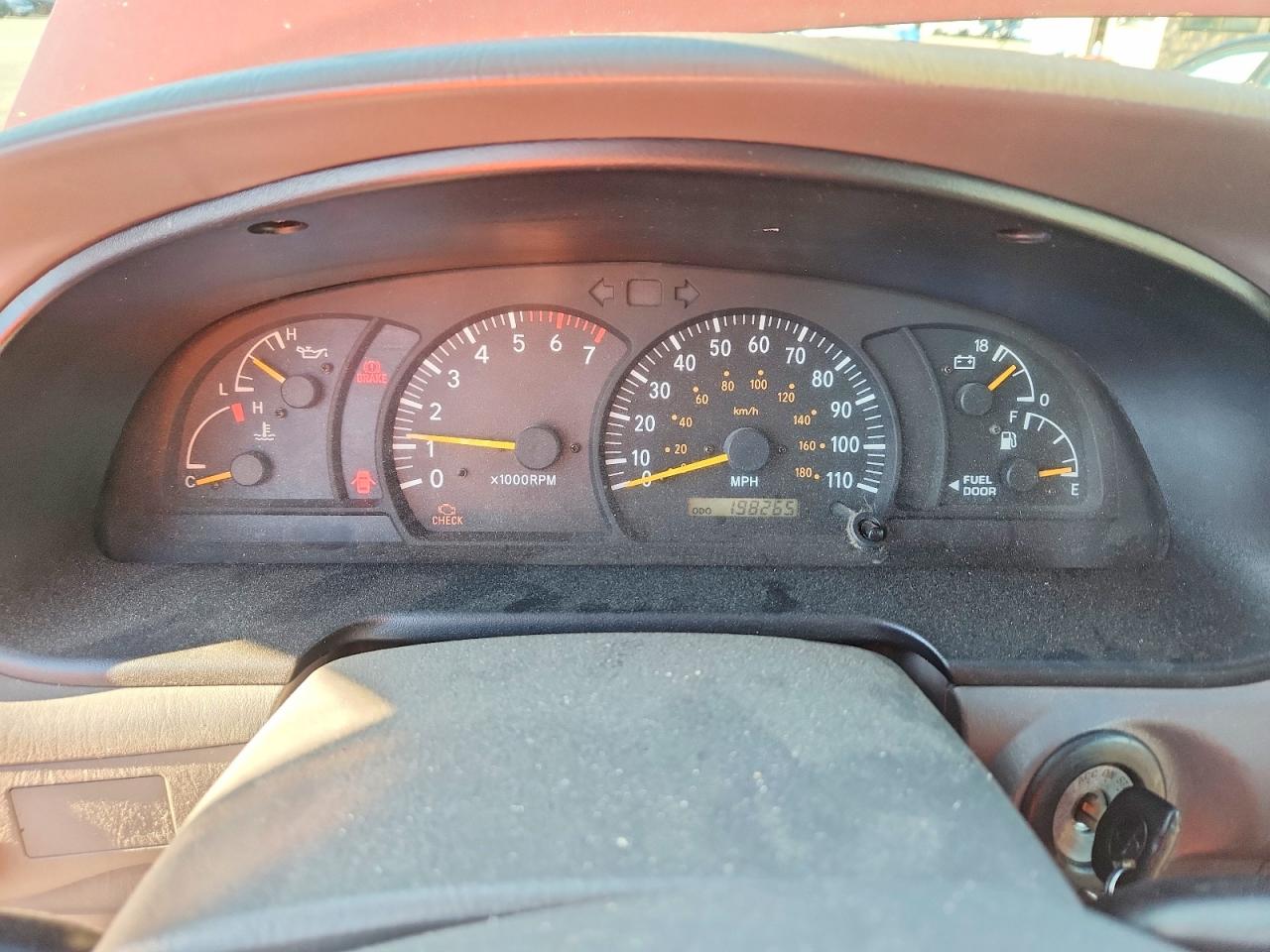 2004 Toyota Tundra Sr5 Red vin: 5TBBN44174S434402