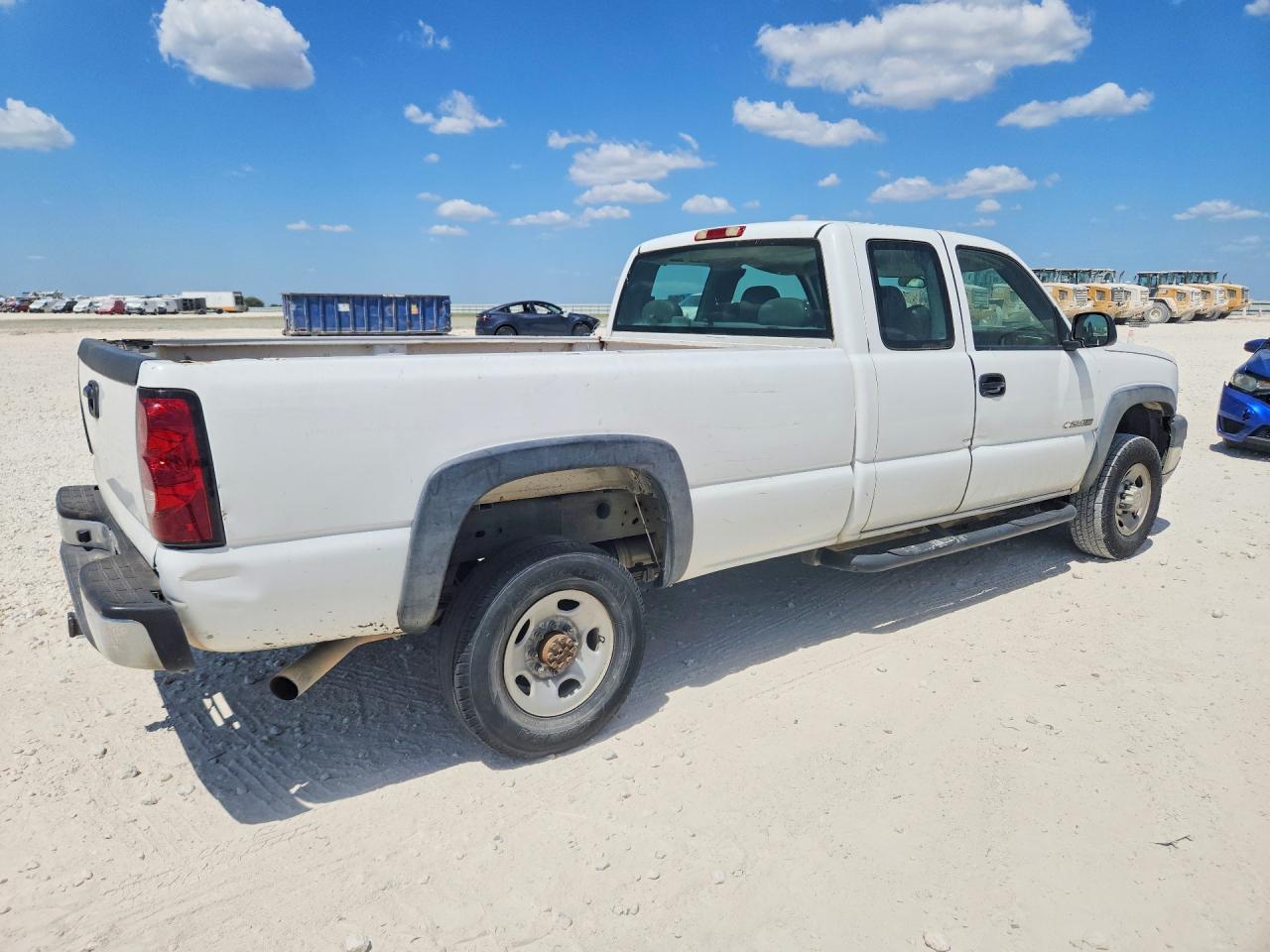2006 Chevrolet Silverado C2500 Heavy Duty White vin: 1GCHC29U16E210405