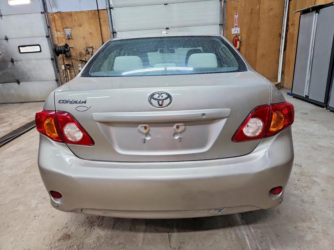 2009 Toyota Corolla Base Gold vin: 2T1BU40EX9C006004