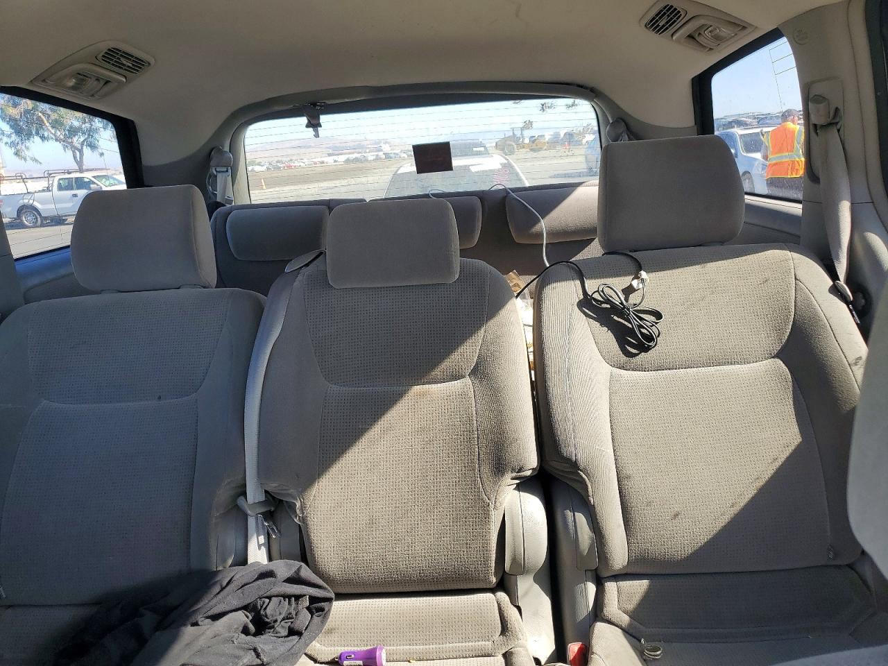 2004 Toyota Sienna Le 8 Passenger Silver vin: 5TDZA23C74S057918