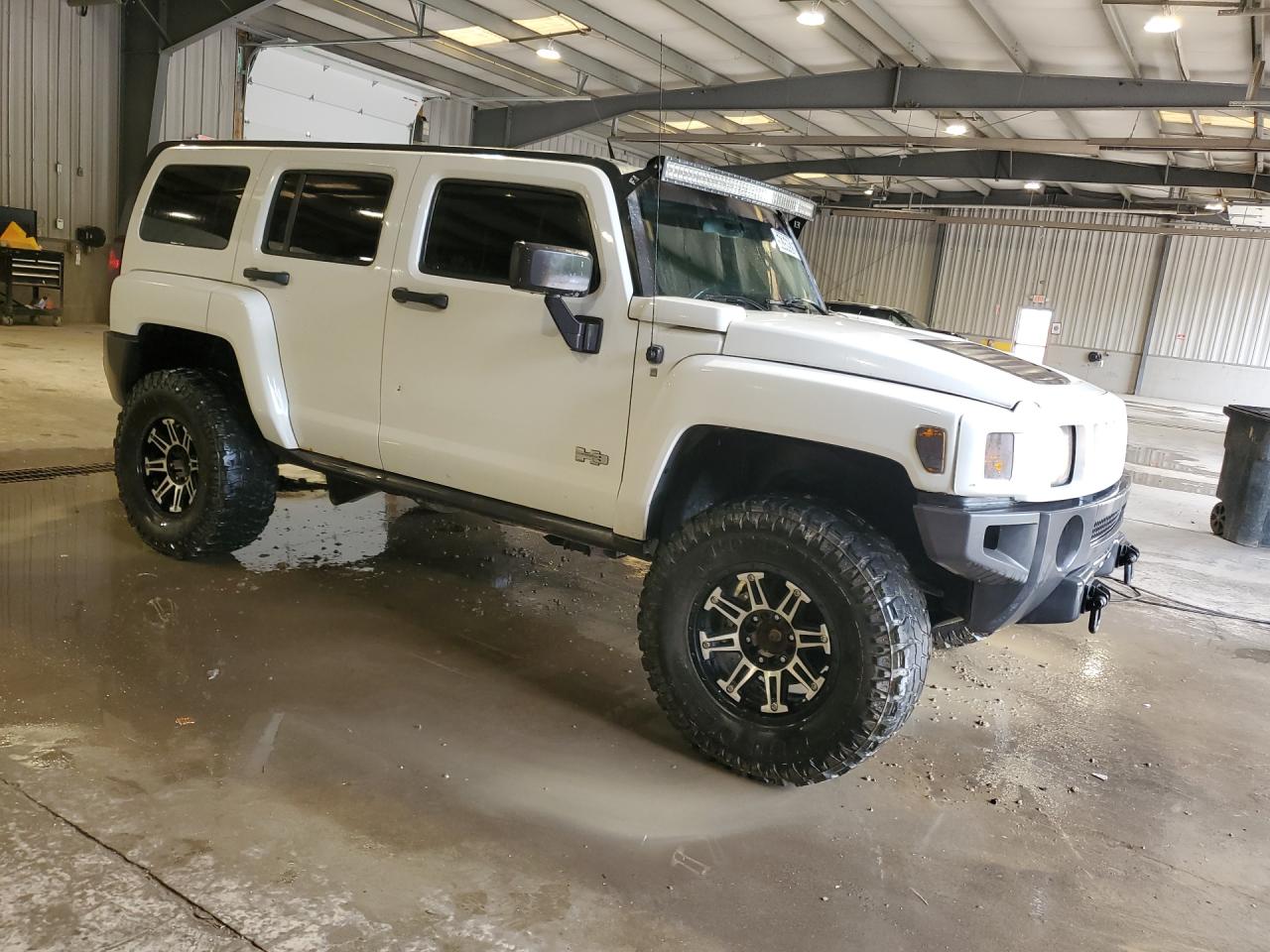 2006 Hummer H3 White vin: 5GTDN136068306921 Damage: Right Front Door, Dent(S) W/ Paint Dmg, 1/2 To 1 Inch