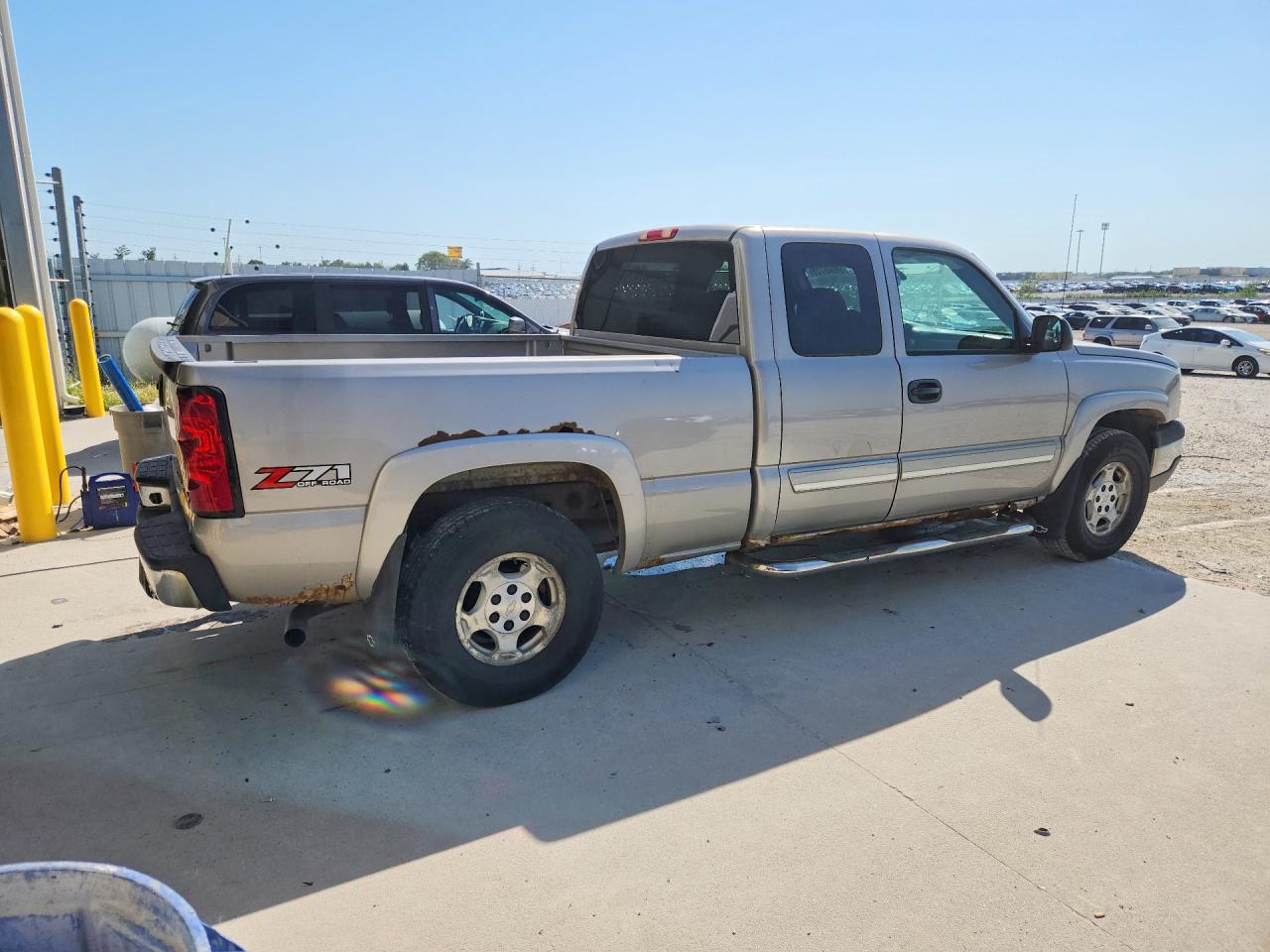 2004 Chevrolet Silverado K1500 Серебряный vin: 1GCEK19T74E207805