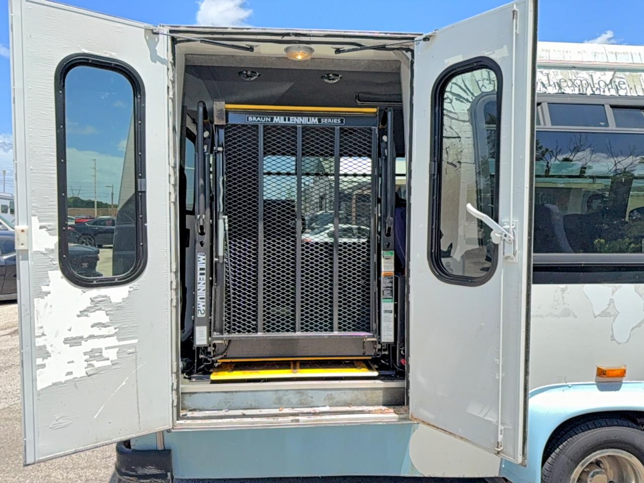 2010 Ford Econoline E450 Super Duty Cutaway Van White vin: 1FDXE4FSXADA45159