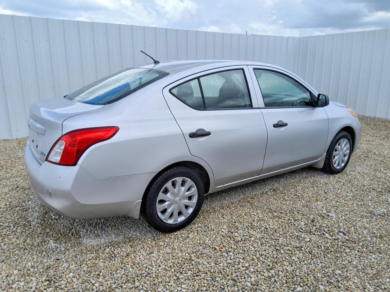 2012 Nissan Versa 1.6 S Silver vin: 3N1CN7AP6CL938047