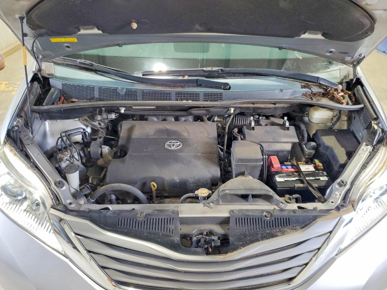 2014 Toyota Sienna Xle 8-passenger Silver vin: 5TDYK3DC5ES411546