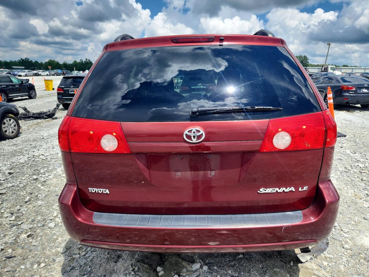 2010 Toyota Sienna Le 7-passenger Burgundy vin: 5TDKK4CC3AS341570