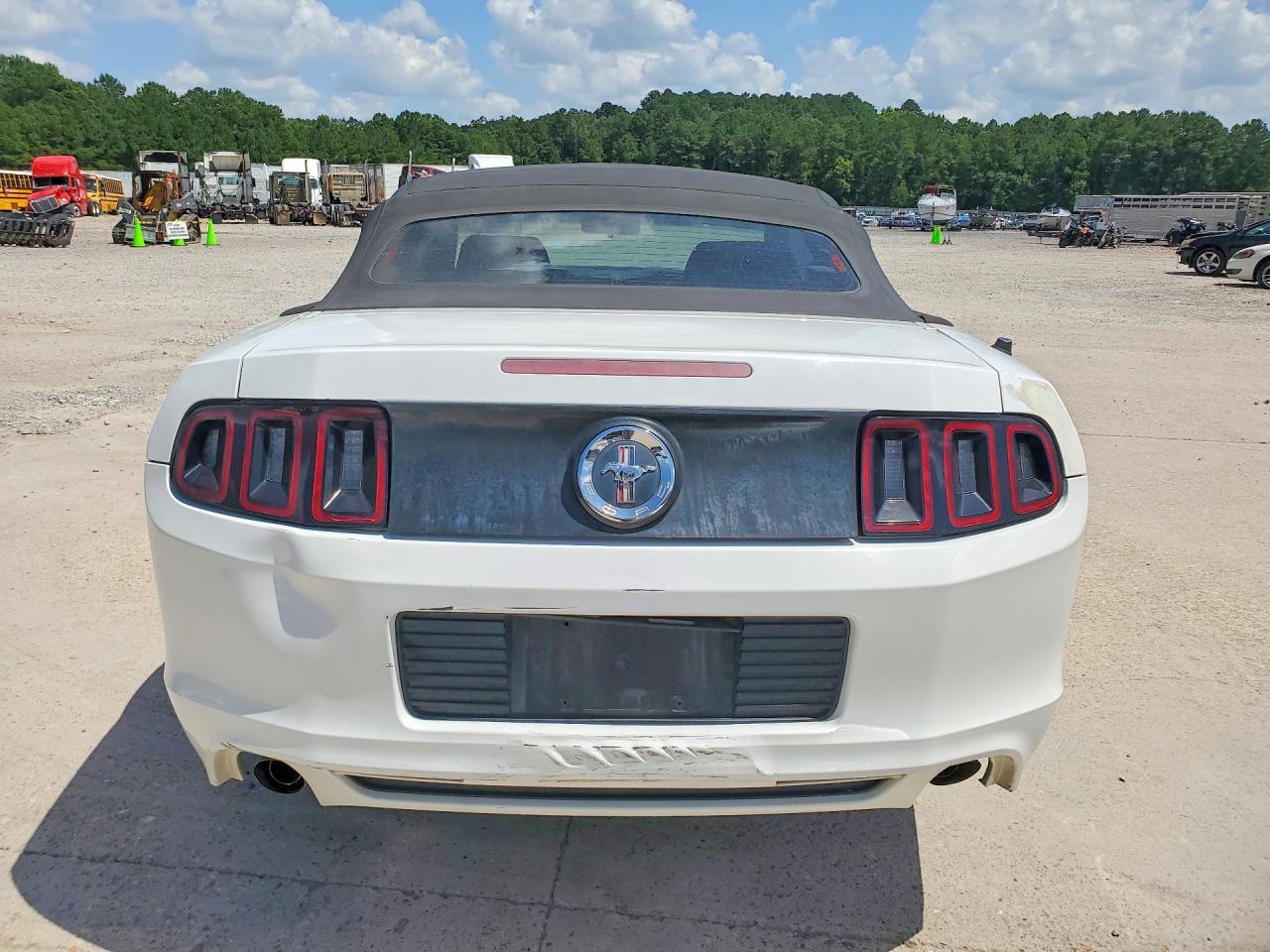 2014 Ford Mustang White vin: 1ZVBP8EM7E5215722