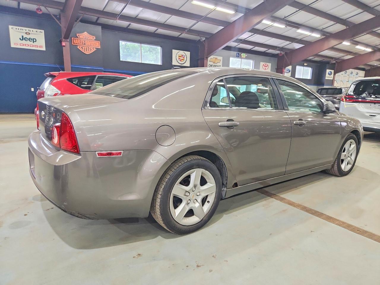 2011 Chevrolet Malibu Ls Золотой vin: 1G1ZB5E13BF120917