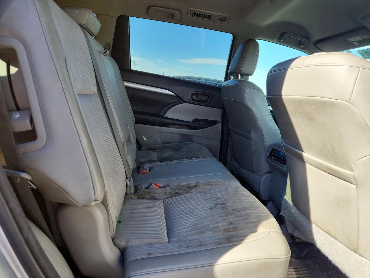 2015 Toyota Highlander Le Plus Silver vin: 5TDBKRFH6FS202979