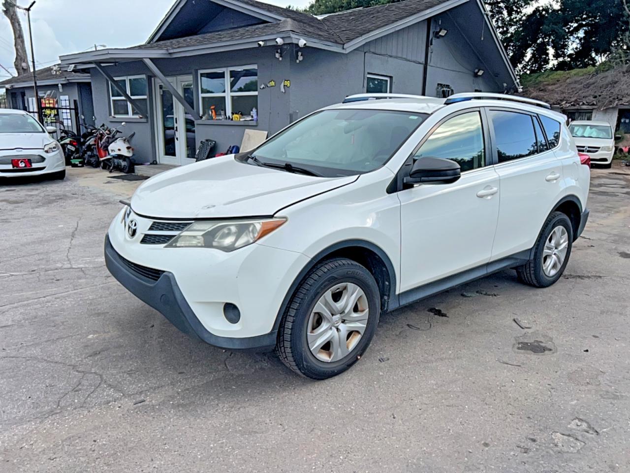 2015 Toyota Rav4 Le White vin: JTMZFREV5FJ044111