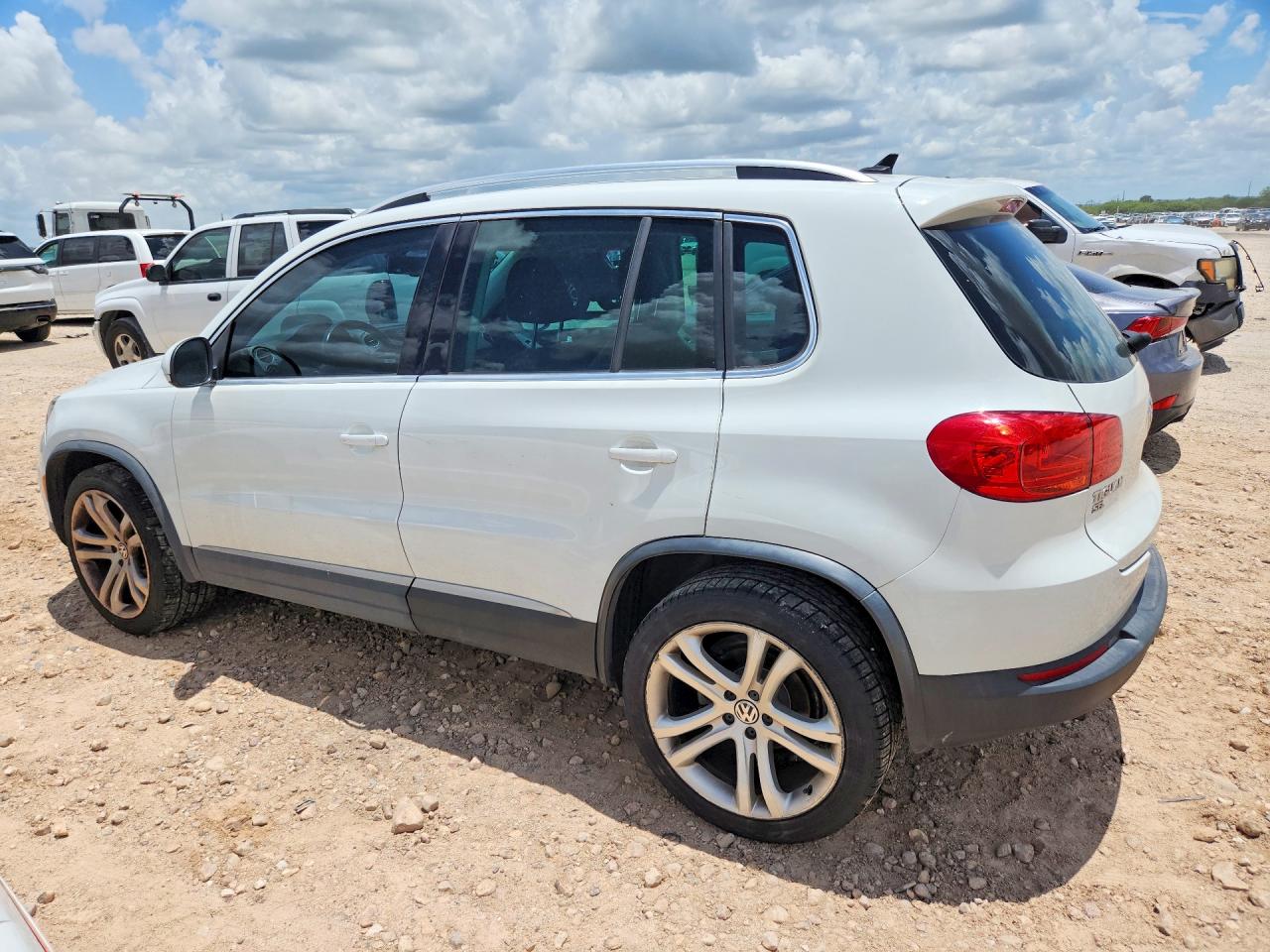 2016 Volkswagen Tiguan S White vin: WVGAV7AX4GW516925