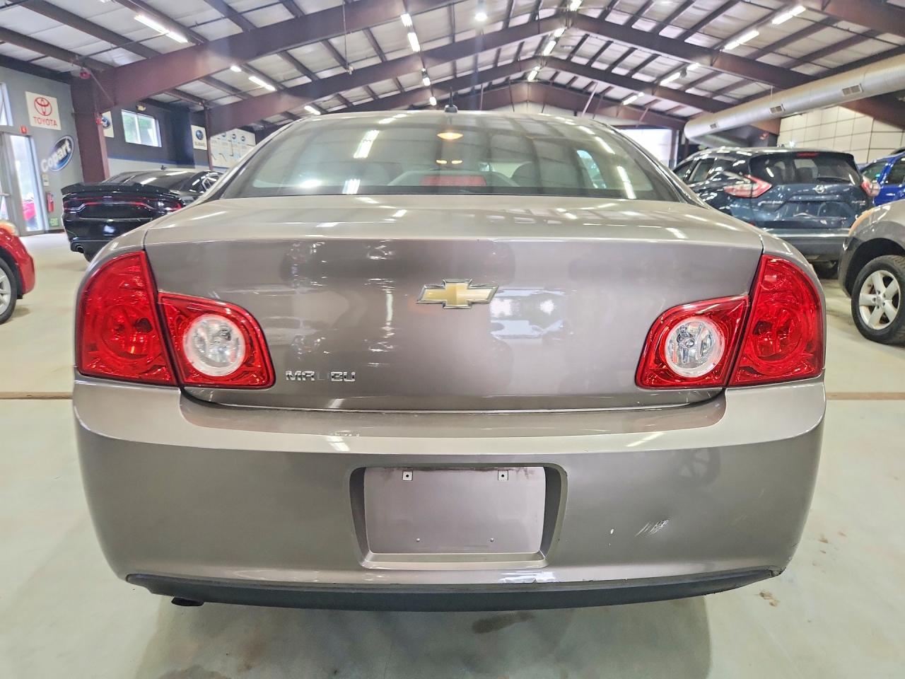 2011 Chevrolet Malibu Ls Золотой vin: 1G1ZB5E13BF120917