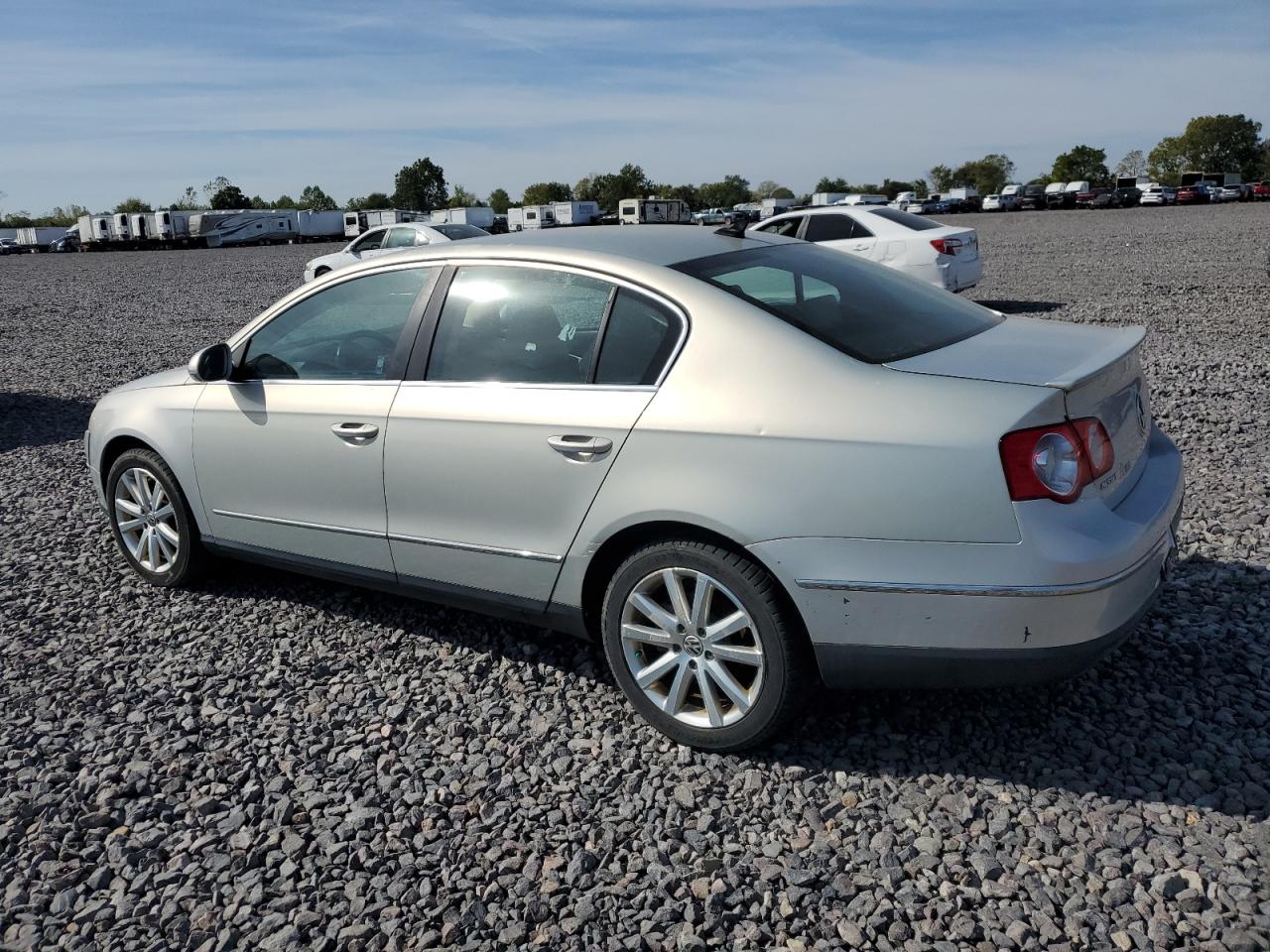 2010 Volkswagen Passat Komfort Silver vin: WVWJK7AN9AE148105
