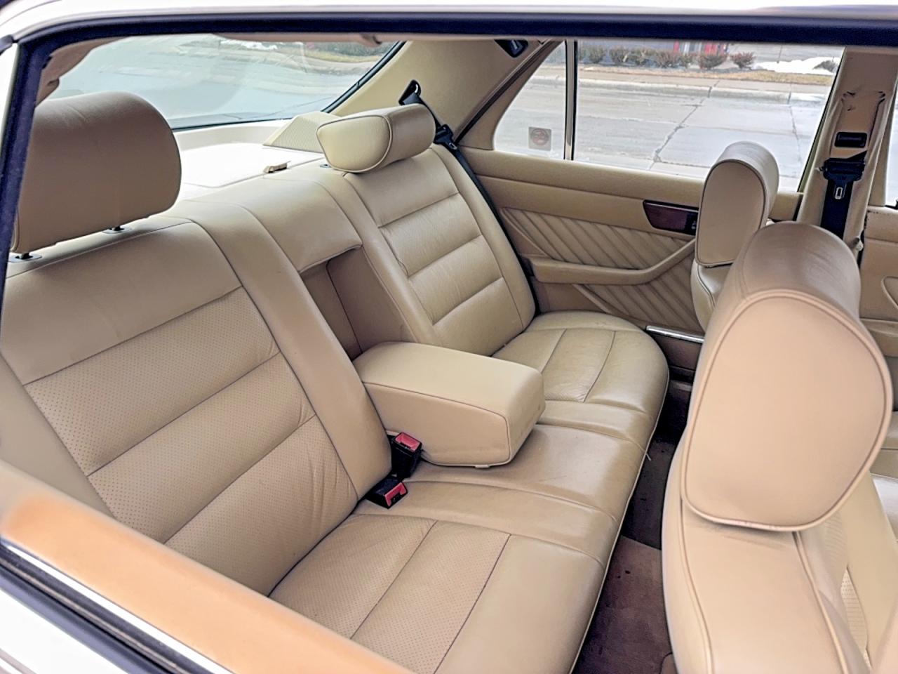 1989 Mercedes-benz 300 Se Бежевый vin: WDBCA24D4KA495561