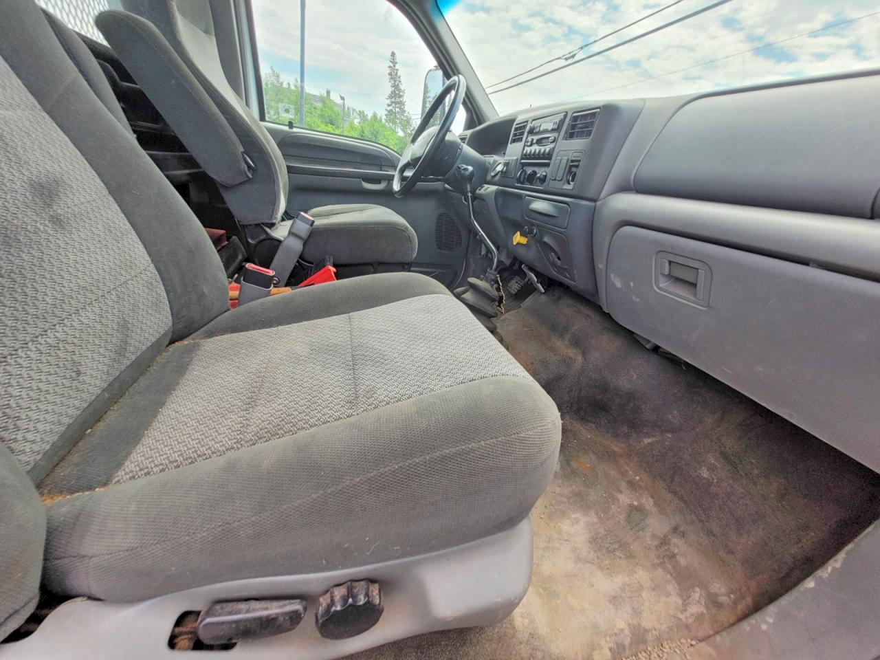 2004 Ford F750 Super Duty White vin: 3FRXF75TX4V696780