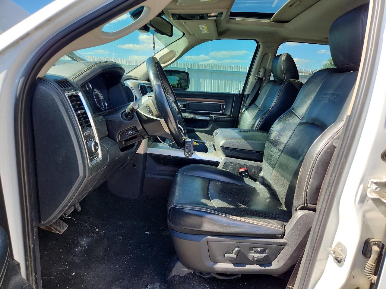 2015 Ram 1500 Laramie White vin: 1C6RR7NT5FS767050